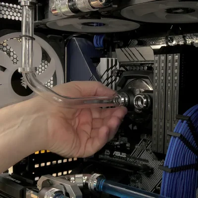 Conexion de los tubos rigidos en el bloque de la CPU