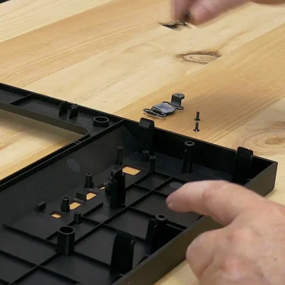 Desmontaje de los botones del panel superior de CORSAIR 680X