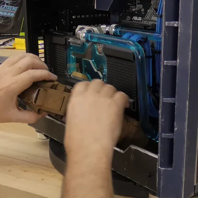 Instalacion del cover textil para el cable PCIe de la tarjeta grafica