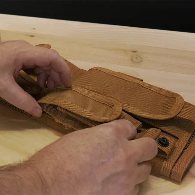 Montaje de las partes del chaleco militar en el soporte frontal