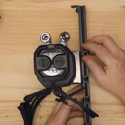 Montaje del deposito de refrigeracion liquida en la guia central