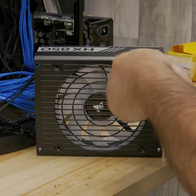 Ventilador RGB instalado en la fuente CORSAIR HX850