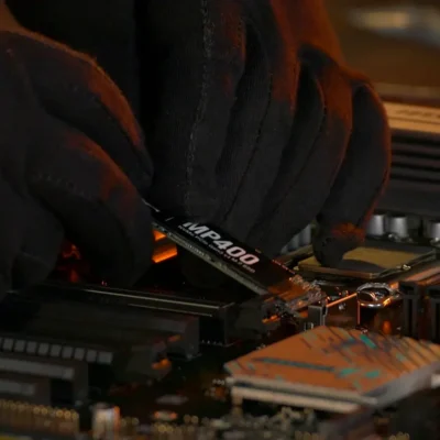 Insertar el SSD siguiendo las marcas