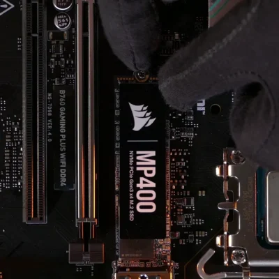 Fijar el SSD y colocar el disipador si tu SSD no tiene