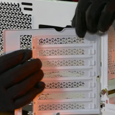 Ajusta los brackets si vas a montar la GPU en vertical