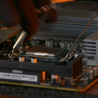 Cerrar el socket de la CPU con cuidado