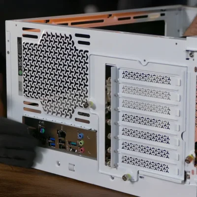 Instala la placa base empezando por los conectores traseros