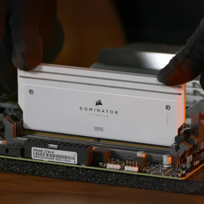 Inserta las memorias siguiendo la marca