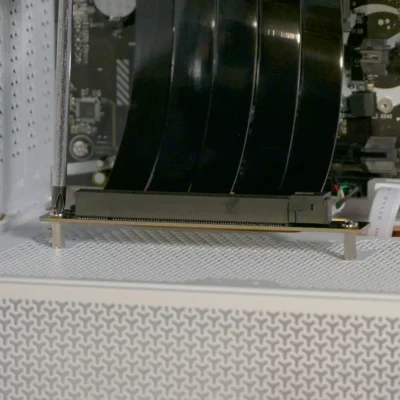 Fija el cable PCIe a la caja