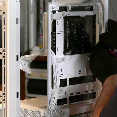 Instala y ordena los cables de alimentación de la placa base