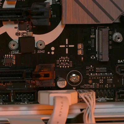 Conecta los botones y puertos USB de la caja a la placa base