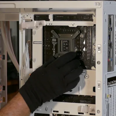 Instala el bracket trasero para el bloque de la CPU