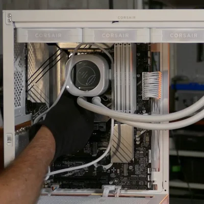 Instala el bloque de la CPU apretando los tornillos en cruz