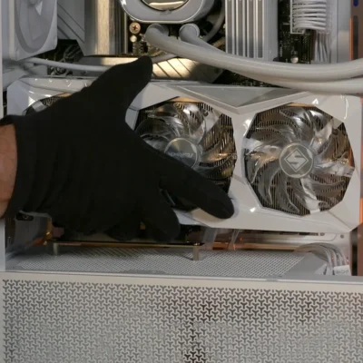 Instala la tarjeta gráfica en la ranura vertical