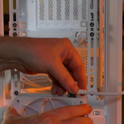 Conectar el cable iCUE LINK