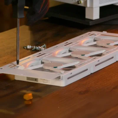 Instala los ventiladores en el soporte lateral