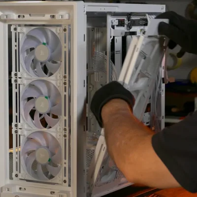 Instala el soporte lateral y conecta los cables LINK