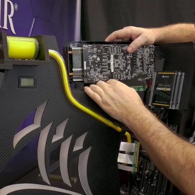 Ponemos la gráfica en su soporte en la parte superior del ordenador personalizado Z1 de Corsair