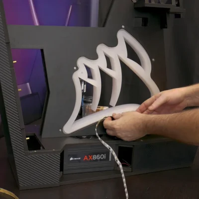 Colocamos la tira RGB en la hendidura del logo del Corsair Z1