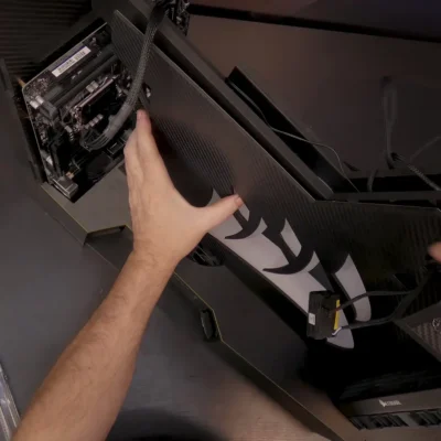 Cerramos el panel central que tapa el cableado del PC mod Z1 de Corsair
