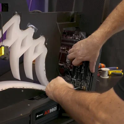 Colocamos la placa base en el interior del panel trasero del equipo modding Z1 de Corsair