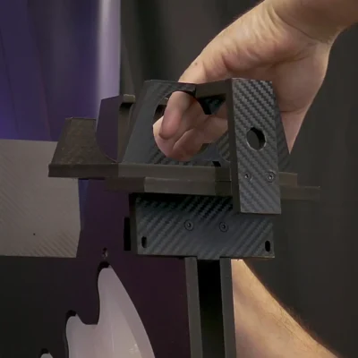 Fijamos el soporte de los depósitos en la parte superior del PC personalizado Corsair Z1