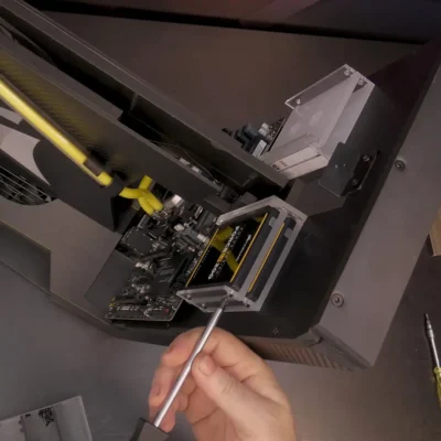 Montamos las unidades SSD del equipo personalizado Corsair Z1 en sus soportes