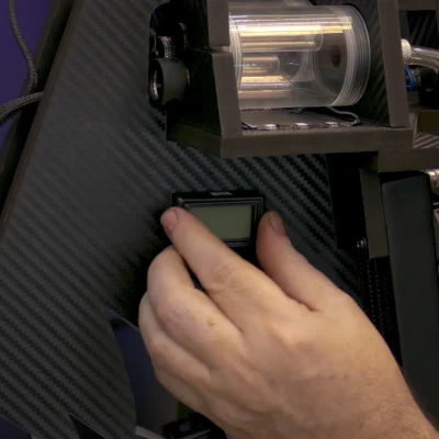 Fijamos los termómetros al panel central del PC mod Z1 de Corsair