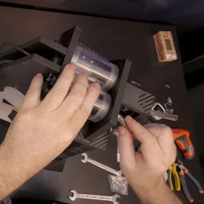 Conectamos los tubos al radiador y los depósitos de refrigerante del modding PC Corsair Z1