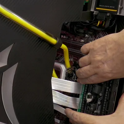 Conectamos la gráfica a la placa base del ordenador mod Z1 de Corsair