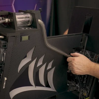 Conectamos los depósitos con el bloque de la refrigeración en el equipo custom Z1 de Corsair