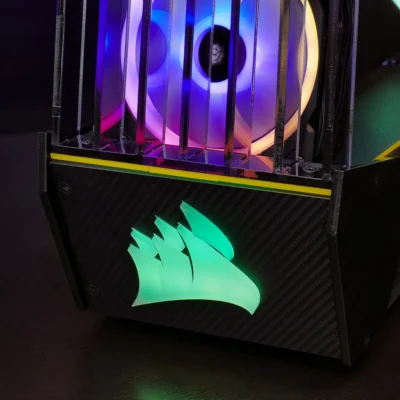 Detalle del logo frontal con iluminación ARGB en el ordenador personalizado Corsair Z1