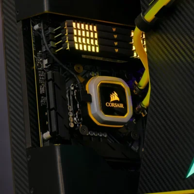 Detalle de la placa base y del bloque de refrigeración en el PC custom Corsair Z1