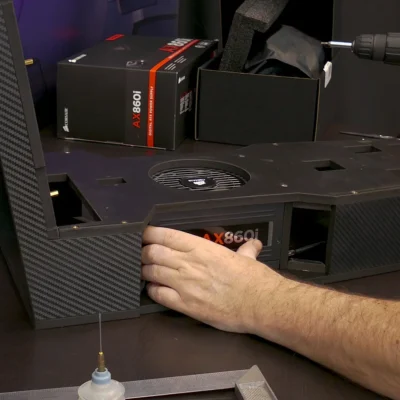 Colocamos la fuente de alimentación en la base del PC mod Corsair Z1