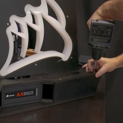 Unimos el panel central al resto del chasis del equipo personalizado Corsair Z1