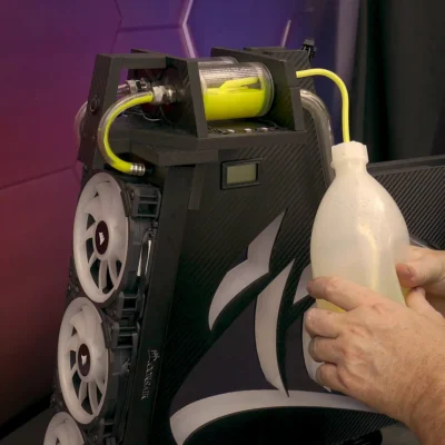 Llenamos los depósitos de refrigerante amarillo en el equipo custom Z1 de Corsair