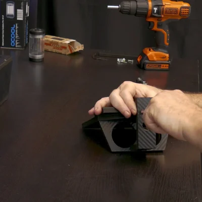 Montamos el soporte de los depósitos del equipo custom Corsair Z1