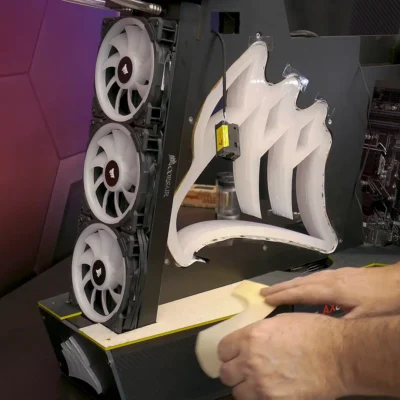 Acabamos la base con una lámina de PVC decorativa en el modding PC Z1 de Corsair