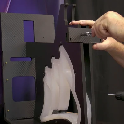 Colocamos el soporte del radiador en el frontal del ordenador mod Corsair Z1