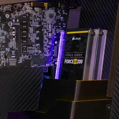 Iluminación ARGB de los soportes de la memoria SSD en el equipo personalizado Corsair Z1