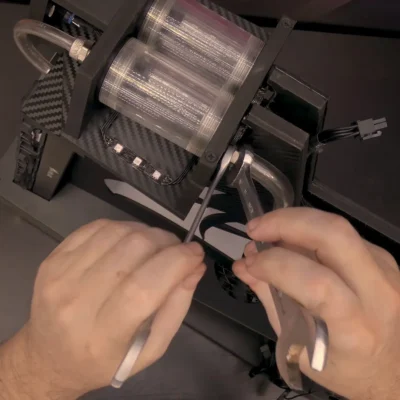 Unimos los tubos rígidos a los depósitos del ordenador mod Z1 de Corsair